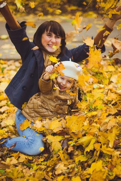 Joven Madre Y Su Hija Se Divierten En Otoño Foto Premium