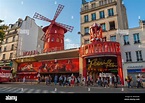 Preciosas vistas del Moulin Rouge edificio en el barrio parisino de ...