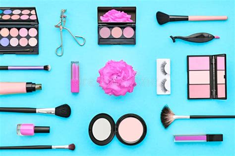 Accesorios Cosméticos Del Maquillaje De La Moda Esencial Fotos De Stock