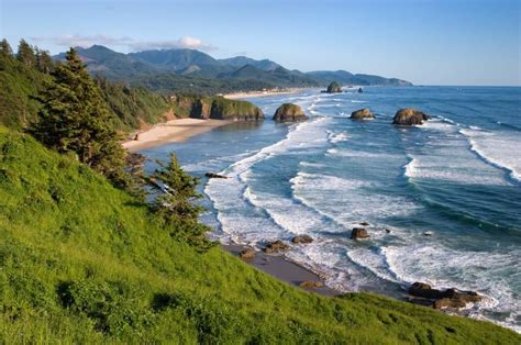 The pacific coast highway runs along two highways: The Oregon Coast Travel Guide - Expert Picks for your ...