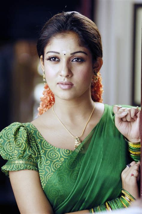 Padankan saree hitam dengan beberapa perhiasan yang berbeza dan berjalan seperti diva. indian actress sexy photos: Nayanthara in half saree and ...