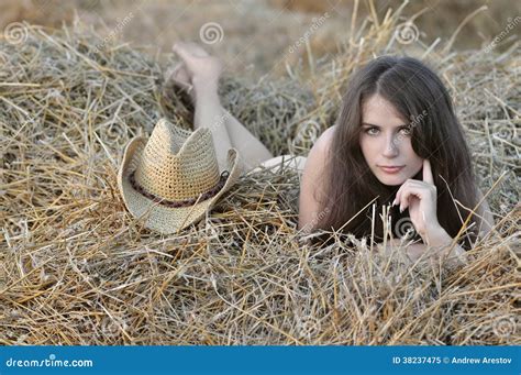 Het Naakte Meisje Ligt In Hayloft Stock Afbeelding Image Of Vreugde