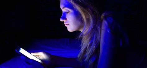 Staring At Your Phone At Night Could Make You Feel Depressed Claim Researchers