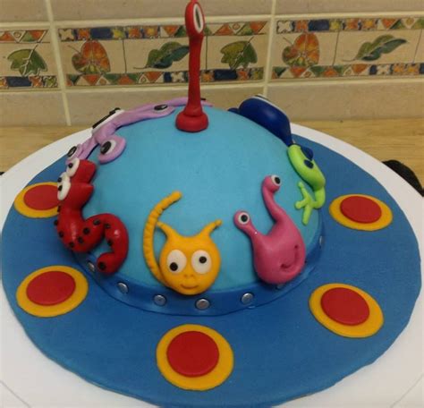 Alien Spaceship Cake Inspired By Debbie Browns Book 50 Easy Party Cakes Novelty Cakes