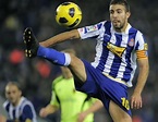 Foto - delante del Espanyol Luis García Fernández controla el balón ...