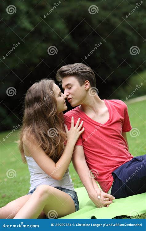 Jeunes Baisers Adolescents Romantiques De Couples Photo Stock Image Du Baiser Amusement 32909784