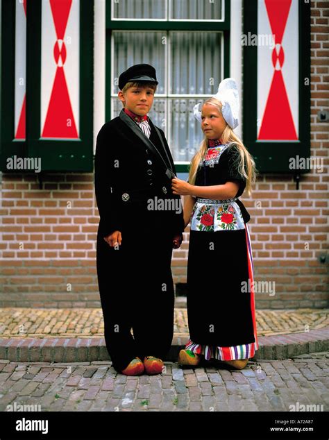 les enfants en costumes traditionnels néerlandais volendam hollande pays bas banque d images
