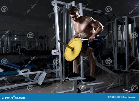 mann mit einem nackten torso der deadlift in einer turnhalle tut stockbild bild von heber