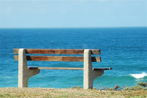 Sguardo Di Seduta Dell Uomo Pi Anziano Fuori Al Mare Fotografia Stock Immagine Di Anziano