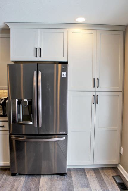 The white cabinets definitely show off the spills and stains wayyyy more than the cream color. Waypoint Painted Harbor Cabinets and Lenova - Kitchen ...