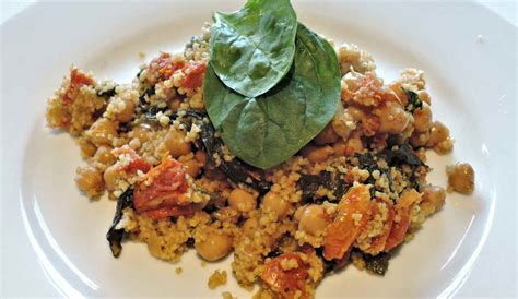 Servire in una tajine oppure in un piatto da portata rotondo disponendo prima il cous cous, poi il pesce con il fondo di cottura e terminare con il trito di prezzemolo e la scorza (zeste) del. Cous cous di ceci e verdure | Delizioso piatto alternativo