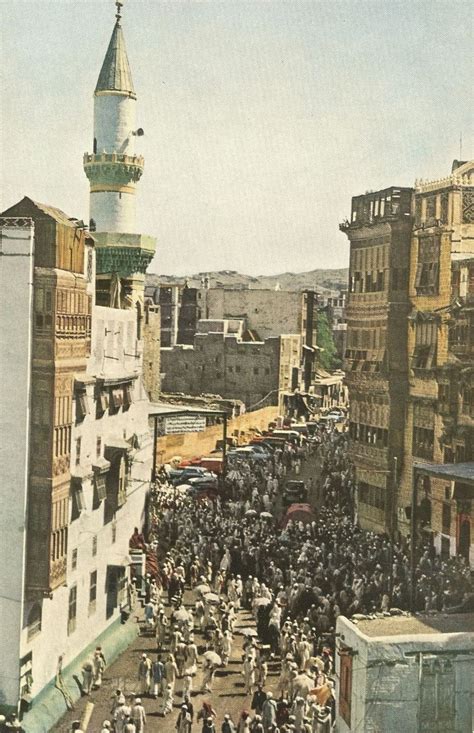 A Busy Street In Makkah An Ottoman Style Minaret Can Be Seen C1953 Old Pictures Old Photos