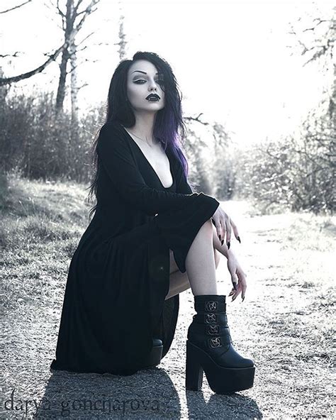 riya albert riyaalberttt fotos e vídeos do instagram goth girl fashion hot goth girls