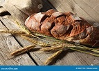 Pane Tradizionale Di Recente Al Forno Sulla Tavola Di Legno Fotografia ...