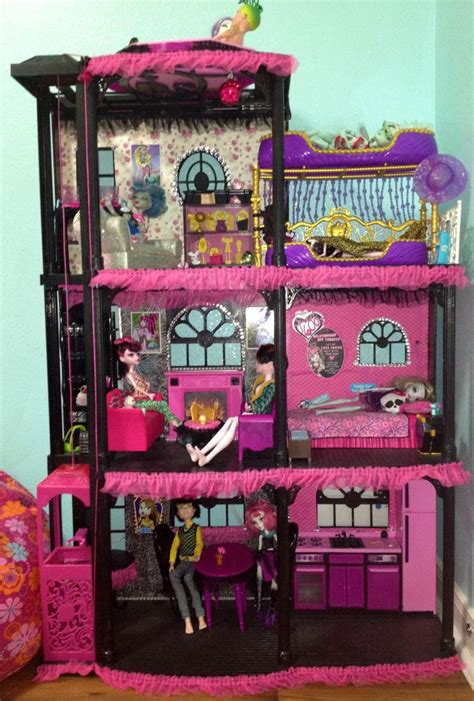 Auf wunsch können wir das haus vor dem versand desinfizieren. Monster High house! I turned my daughter's Barbie dream ...