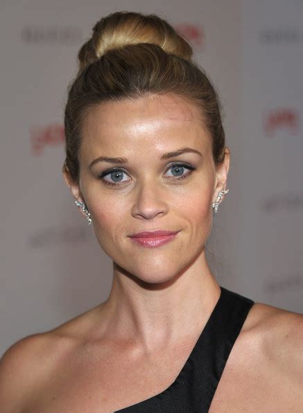 Reese Witherspoon Hairstyle Trends Reese Witherspoon High Bun Updo