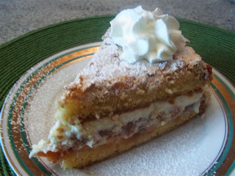 Rhabarber ist eigentlich gar kein. Rhabarbertorte nun geht die Rhabarberzeitbzu Ende - Rezept ...
