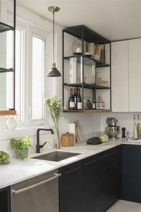 Étagère métalesandra dfje l'ai mise dans la chambre de mon fils pour ses légos. 10 cuisines avec des étagères ouvertes - Frenchy Fancy