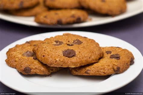 Rolled oats have a low gi so they keep your fuller for longer, the nuts provide protein and the dried fruit provides fibre and natural sweetness. Low Fat and Low Calorie Oatmeal Chocolate Chip Cookies Recipe