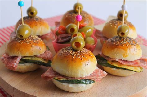Tagliate le zucchine spuntandone le estremità. Mini burger con gorgonzola, zucchine grigliate e salame ...