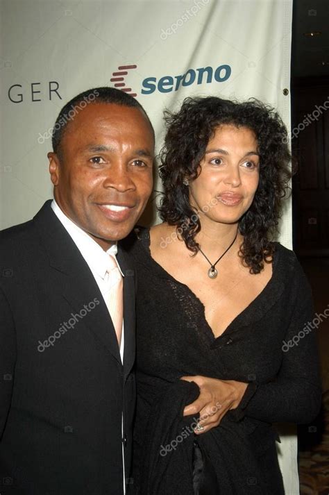 Sugar ray leonard with his then wife, juanita and their son (via pinterest). Sugar ray leonard y esposa — Foto editorial de stock © s_bukley #17756247