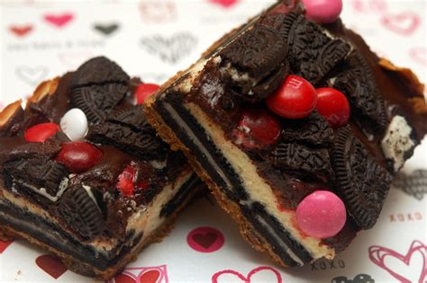 I love pillsbury cookies and i always try to get the themed ones whenever i can. OREO CHEESECAKE BARS ON A CHOCOLATE CHIP COOKIE CRUST ...