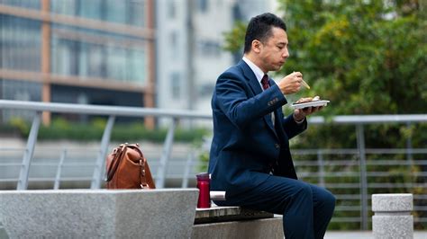 Уменьшение расходов на ланч: офисные работники в Японии затягивают ...