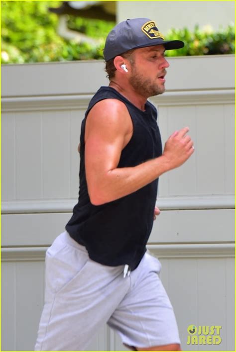 Photo Ryan Phillippe Shows Off Tatts During Run 01 Photo 4456824