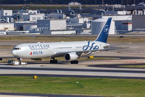 Delta Air Lines Boeing 767 400er Airplane Atlanta Airport Skyteam