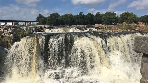 Close to fine dining, entertainment, and shopping. File:Falls Park, Sioux Falls, SD.jpg - Wikimedia Commons