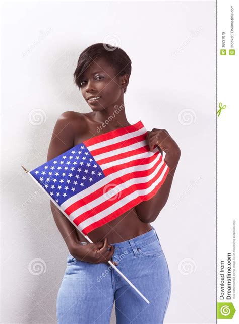 Mujer Negra Con Las Tetas Al Aire Con El Indicador Nacional Americano