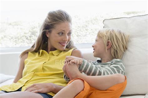 Feliz Madre E Hijo Sentados En El Sofá En La Sala De Estar — Niño