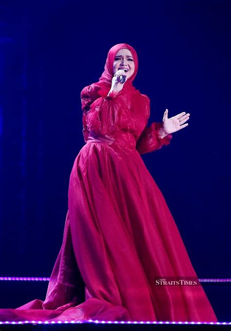 Siti nurhaliza participă la nunta lui khairul fahmi che mat pe 13 ianuarie 2013 la hotelul the royale bintang, damansara, kuala lumpur, malaezia. #Showbiz: Siti's concert in Royal Albert Hall still in ...
