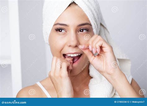 Mujer Usando Hilo Dental Para Limpiar Sus Dientes Foto De Archivo