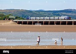 El ferrocarril del norte cruza el estuario de Kent en la playa en el ...