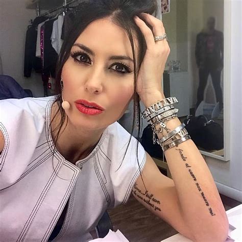 Ammette senza problemi di odiare tutto di questa giornata, per poi lasciarsi andare dolcemente al ricordo di sua madre. Elisabetta Gregoraci aggredita a Made in Sud dal comico ...