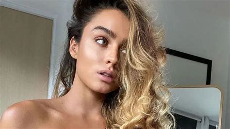 Sommer Ray Flaunts Massive Thigh Gap While Twerking In Skin Tight Spandex