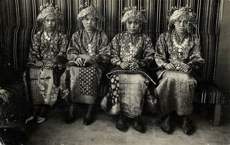 Indonesia Sumatra Beautiful Native Minangkabau Girls In Costumes