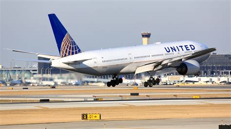 United Airlines อาจปลดพนักงานหลายหมื่นคน | Brand Inside