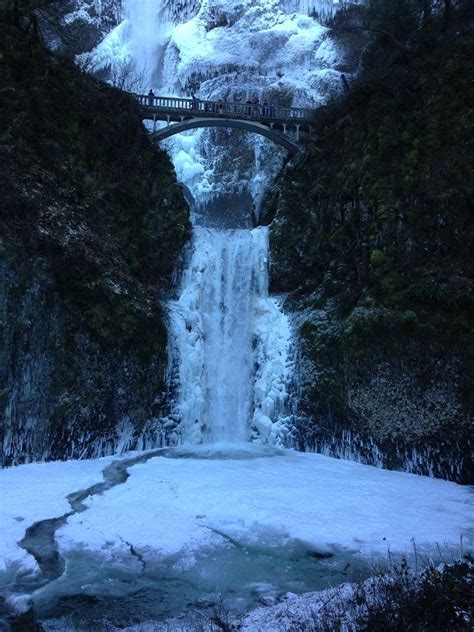 Frozen Multnomah Falls In Oregonbeautiful Multnomah Falls Places
