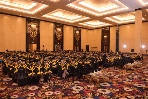 Foto Wisuda Gelombang Tahun Bhakti Kencana University