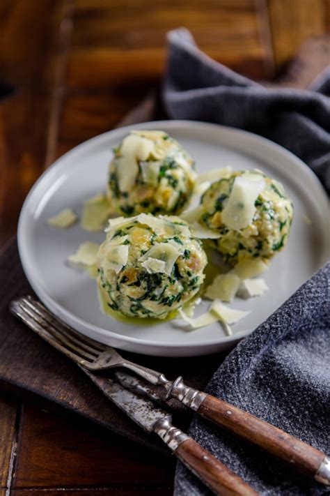 Spinatknödel mit zerlassener Buttter und Parmesan Kuechenchaotin