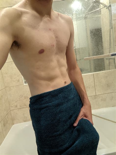 Come See Whats Under The Towel 👀 Rbulges