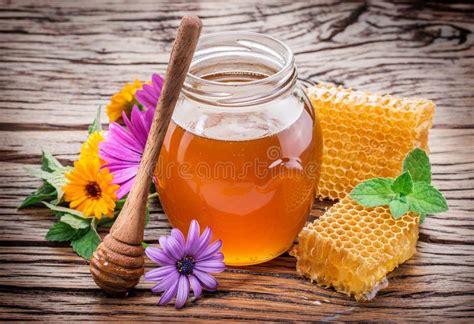 Glas Voll Frischer Honig Und Bienenwaben Stockfoto Bild Von Organisch Bienenwachs 74228618