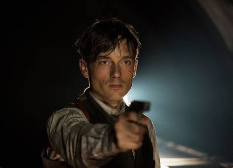The viewers are charmed by his charisma and stoicism, even though most of the time gereon is blindly trying to get through the heavy fog of his professional and personal life. Babylon Berlin: Episode 8 S02E08 - TV Wunschliste