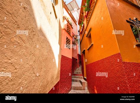 Guanajuato Famous Alley Of The Kiss Callejon Del Beso Stock Photo Alamy