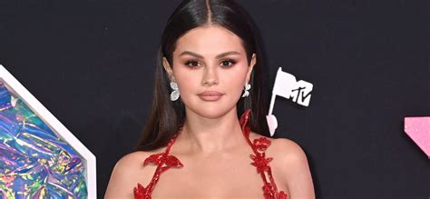 Selena Gomez Forgets Her Bra In A Low Cut Tank Top 247 News Around