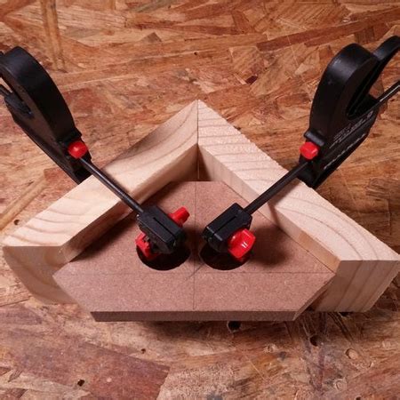 These corner clamps or extremely simple to make and even more easy to use. HOME DZINE Home DIY | Easy corner clamp jig