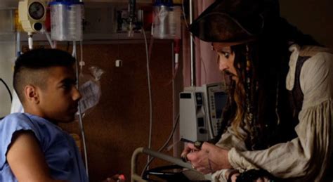 Johnny Depp Sorprendió A Niños Con Cáncer Vestido De Jack Sparrow