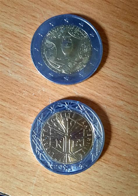 Pièce 2 Euros Teinte Différente Les Euros Monnaies Et Billets